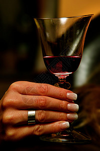 妇女手与酒杯背景图片