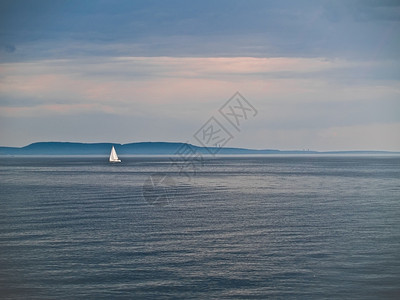 独望远帆独航帆船地平线蓝色孤独波纹海浪旅行帆船赛阳光冲浪旅游背景