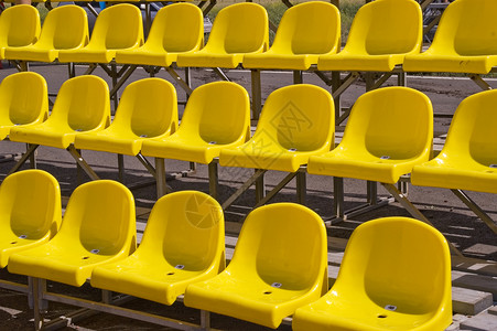 黄色座位椅子音乐会假期团体说谎命令休息水平礼堂体育场背景图片