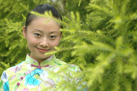 中华女孩女士眼睛绿色微笑公园女孩裙子嘴唇背景图片