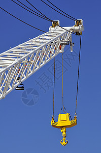 起落架机器重工业金属黄色加载电缆蓝天工业手臂工作背景图片