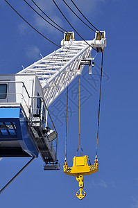 起落架金属机器重工业管道蓝天加载手臂工业框架黄色背景图片
