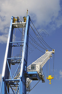 起落架机械工业黄色蓝天手臂电缆工作金属管道框架背景图片
