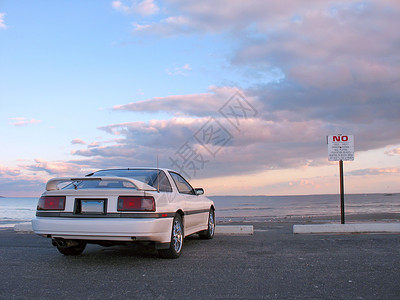 丰田86白色运动车奢华旅行天空乐趣车轮海滩日落海岸线假期运输背景