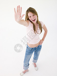 带着手举手微笑的少女少女女孩青少年女性视图双手相机海浪青年对抗对抗性背景图片