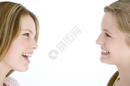 两个女孩朋友在笑着看对方时高清图片