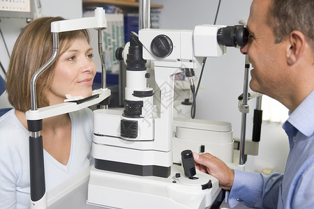 女主席在考试室的优选者配镜师男性女性检查病人卫生测试女士眼睛保健背景图片