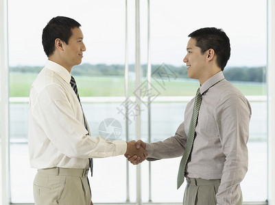 商务人士举手握手管理人员协议人士伙计们交易合作合作社商务生意人商业背景图片