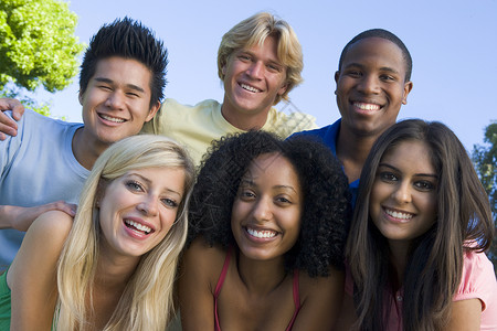 一群人微笑非裔美国人种族高清图片