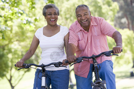 骑自行车的老年夫妇岁月情绪锻炼系列乐趣练习享受流金镜头相机背景图片