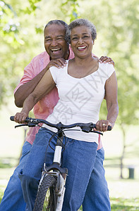 骑自行车的老年夫妇乐趣岁月系列女性享受练习锻炼镜头相机情绪背景图片