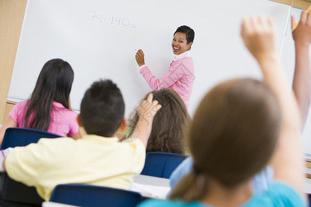 孩子问小学数学班级女性小群人中年人女孩孩子成人老师学校桌子课堂背景