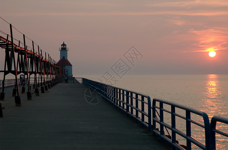 圣约瑟夫灯塔灯塔支撑湖岸太阳海岸线高清图片
