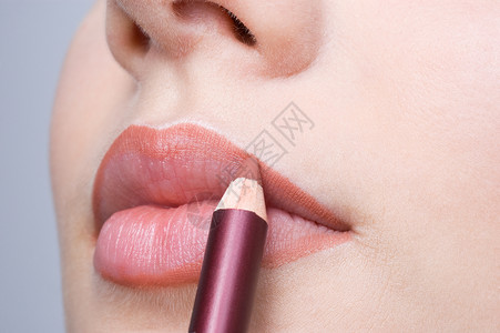 将嘴唇排列成等容的双唇美容学唇线艺术家宏观化妆品皱纹魅力铅笔衬垫女士背景图片