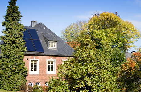 太阳能电池板生态力量太阳能板绿色环境房子高科技光伏房地产发电背景图片