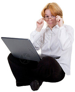 坐在笔记本电脑上的妇女背景图片