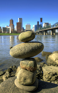 平衡岩石与城市天线背景图片
