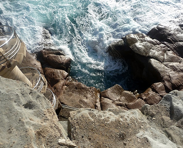 反岩礁水生态岩石天气风景侵蚀海浪蓝色环境波浪肋骨背景图片