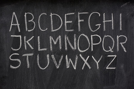 大写英文字母黑板上的英文字母班级教育英语水平粉笔白色学校字法灰尘背景