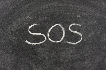 求救信号 SOS 在学校黑板上背景图片