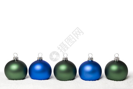 圣诞球团体绿色白色装饰品蓝色背景图片