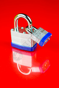 挂隔锁钥匙安全锁匠金属力量红色背景图片