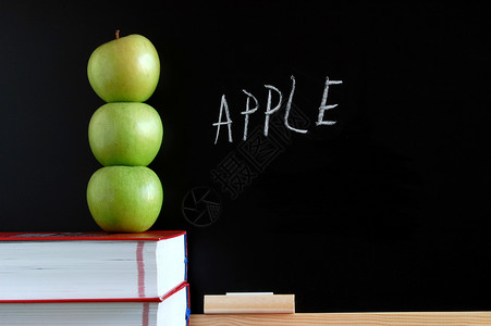苹果和黑板教育写作粉笔学习营养食物木板图书黑色生活背景图片