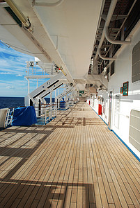 游游轮海洋运输左舷右舷天空巡航蓝色木头柚木假期高清图片