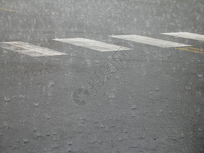 街上下大雨飞沫小路滴水路面穿越街道风暴线条沥青白色背景图片