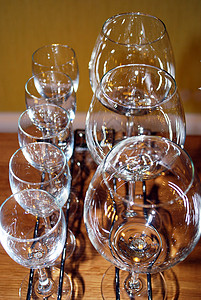 葡萄玻璃杯子酒杯派对桌子庆典反射脆弱性背景图片