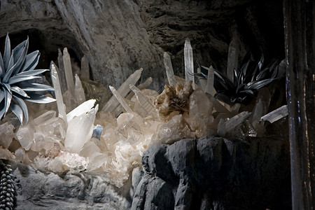 水晶洞宝石石头矿物质石膏矿物洞穴高清图片