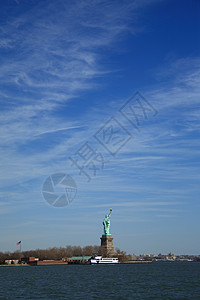自由宣言组织球衣雕像城市公园天空背景图片