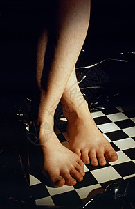 一名黑人背景女子在棋盘上的脚脚背景图片