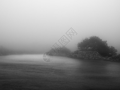 雾阴霾寒冷情绪乡村背景图片