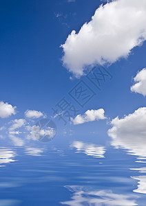 水上的云层天气蓝色生活地平线气候液体天蓝色概念海浪波纹背景图片