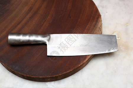 剪切板上的厨房刀厨师屠夫粮食用具烹饪木板木头金属背景图片
