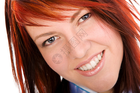 红色头发一位年轻红发女青年的近视肖像背景