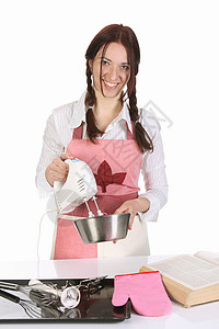 女孩拿着碗美丽的家庭主妇准备厨房搅拌机打浆机烘烤食物饼干美食烹饪混合器围裙女士快乐背景