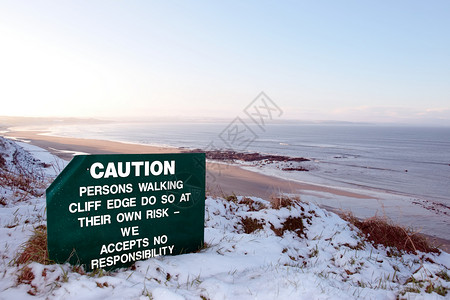 走路不要玩手机危险悬崖边缘上的谨慎符号背景