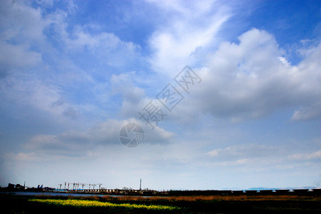 田地的景象运输天空气氛铁路田野环境矿业风光白云蓝天背景图片