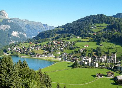 一个很小的瑞士村庄旅行天空奶牛顶峰假期乐趣家庭明信片滑雪海报背景图片