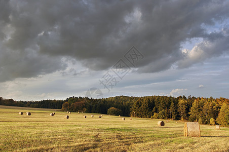 风暴前的农村景观背景图片