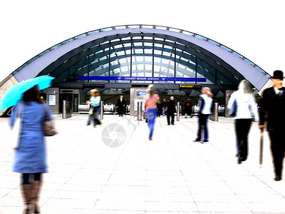 人们步行到伦敦管站的车站女士女孩管子码头运动钥匙背景图片