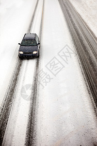 雪暴中的汽车状况天气国家交通危险漂流乱舞街道车辆季节背景