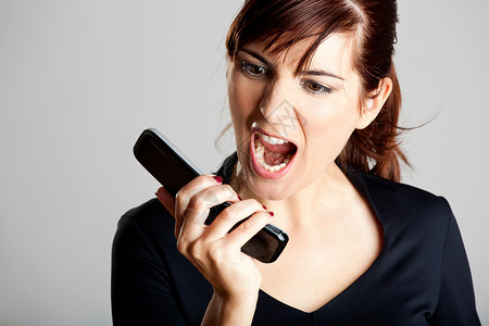 手机上不快乐的女人喜悦商业细胞女性电话黑发成人呼唤女孩背景图片