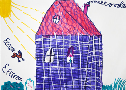 孩子的照片 阳光明媚的蓝房子有红色屋顶背景图片