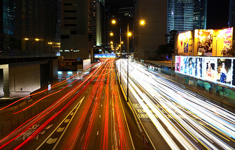 城市中的光线小径旅行车辆运动辉光景观驾驶速度场景天际公共汽车背景图片