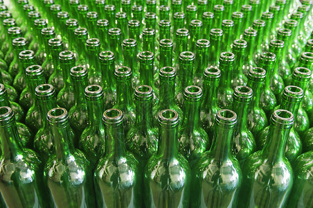 绿色玻璃葡萄酒瓶背景图片