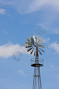 云天的旧风车背景图片