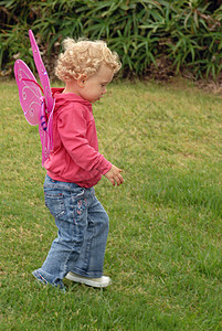 粉色翅膀穿着蝴蝶装扮翅膀的金发小姑娘背景